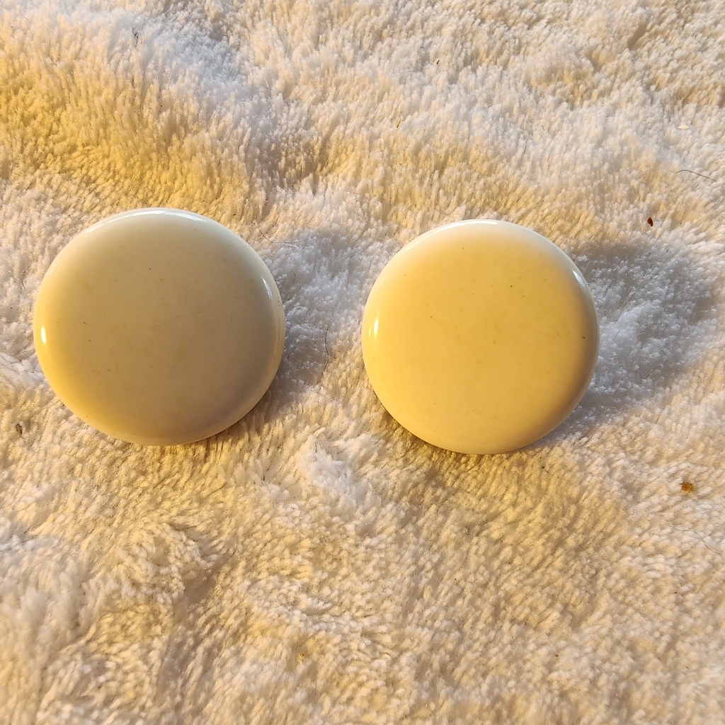Vintage Lisner White Thermoset Clip-On Earrings Classic 1950s Mod Statement 25$